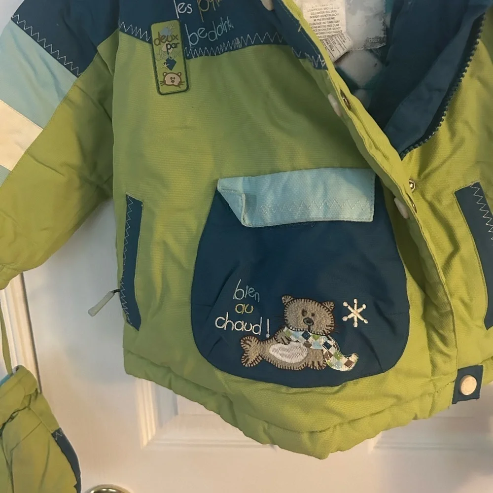 Duex par Duex snow jacket. Pockets, removable hood, flannel inserts. Mittens
